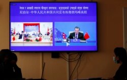 Pejabat pemerintah Nepal menonton siaran langsung pengumuman bersama tentang ketinggian Gunung Everest, di Kathmandu, Nepal, Selasa, 8 Desember 2020.