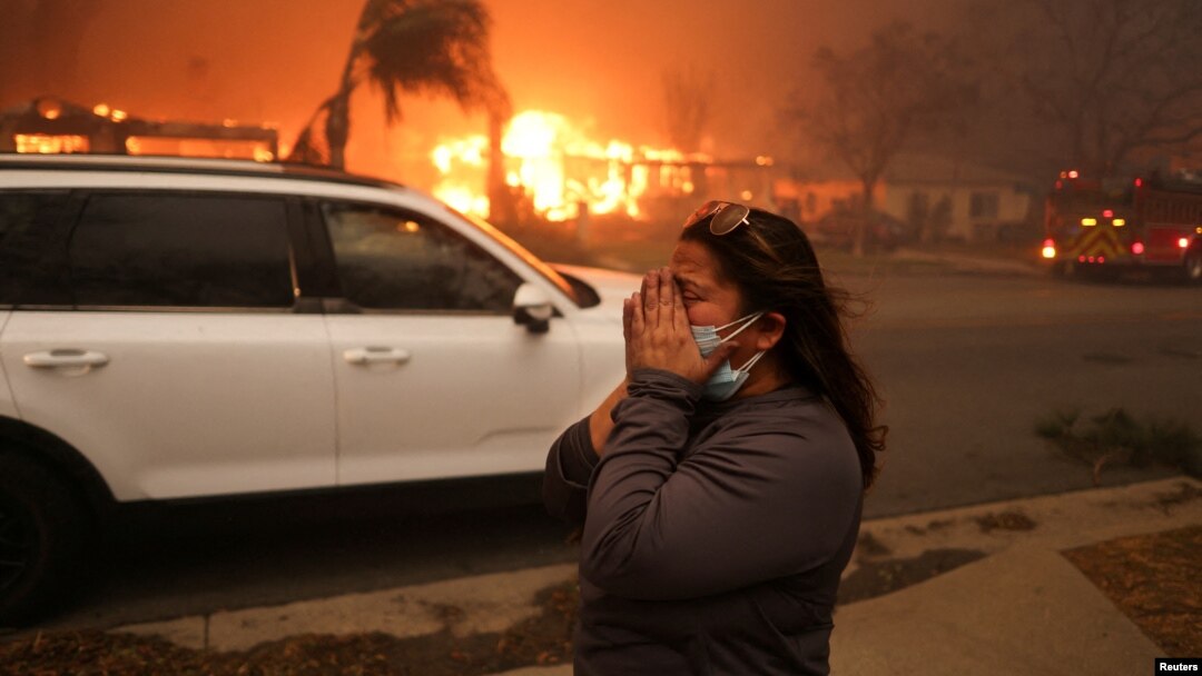 Žena na putu u mestu Altadena, 8. januar 2025. (REUTERS/David Swanson)