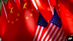资料照片：美国国旗和中国国旗。