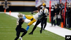 Mike Williams de Los Angeles (81) et P.J. Williams (26) des New Orleans Saints lors d'un match de NFL, USA, le 12 octobre 2020.