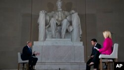 Presiden AS Donald Trump (kiri) dalam acara rapat umum virtual di monumen Lincoln Memorial di Washington DC (3/5). 