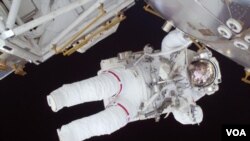 En esta foto, la astronauta Nicole Stott participa en la primera caminata de la misión.