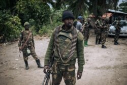 Un soldado de las Fuerzas Armadas de la República Democrática del Congo (FARDC) patrulla a pie en la aldea de Manzalaho cerca de Beni el 18 de febrero de 2020, luego de un presunto ataque del grupo rebelde Fuerzas Democráticas Aliadas (ADF).