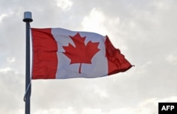 Bendera Kanada berkibar di atas Main Media Center saat Pan American Games 2015 di Toronto, Kanada, 19 Juli 2015. (Foto: AFP)