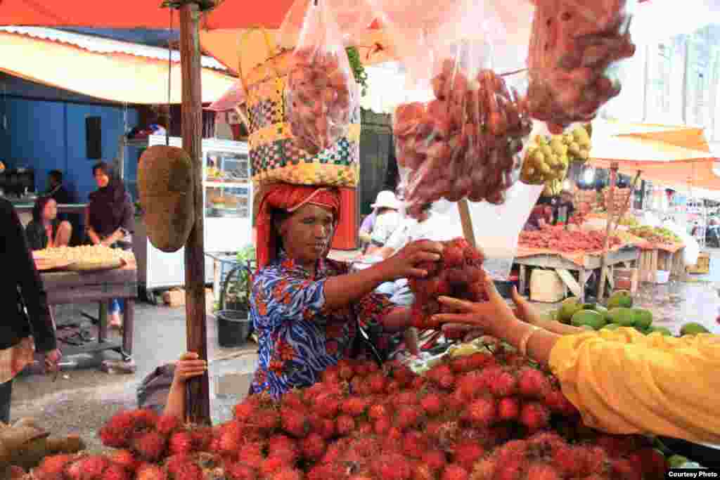 Perempuan penjual buah rambutan di Pasar Kabanjahe, Karo, Sumatera Utara, Jumat (8/3). (Courtesy: Ferdinan R/Vibiz Media)