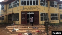 Un soldat et un membre de la sécurité patrouillent à Boké, après des violences, en Guinée, le 29 avril 2017.