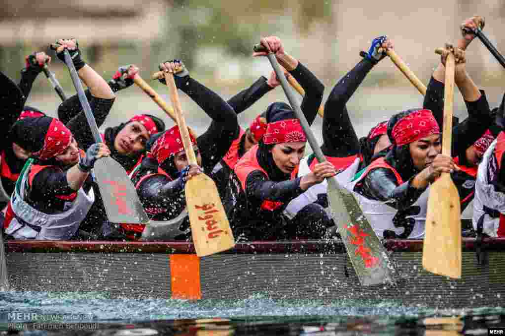 زنان قایقران ایرانی در رقابت&zwnj;های دراگون قهرمانی کشور که صبح روز جمعه در دریاچه مجموعه ورزشی آزادی برگزار شد. &nbsp;