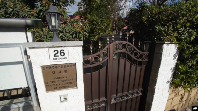 Cổng vào đại sứ quán Triều Tiên ở Rome, ngày 3 tháng 1, 2018.
