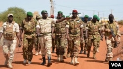 Le général Keba Sangare lors d'une visite aux postes de l'armée malienne dans le centre du pays. 