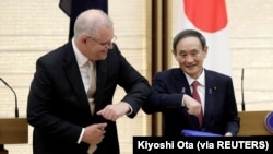 Yoshihide Suga, Perdana Menteri Jepang dan Scott Morrison, Perdana Menteri Australia, di Tokyo, Jepang, 17 November 2020. (Foto: Kiyoshi Ota via REUTERS)