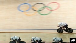 Jennifer Valente, Lily Williams, Chloe Dygert y Kristen Faulkner, de EEUU, compiten en su camino hacia la obtención de la medalla de oro en el evento de persecución por equipos femenino, en los Juegos Olímpicos de Verano, el miércoles 7 de agosto de 2024, en París, Francia.