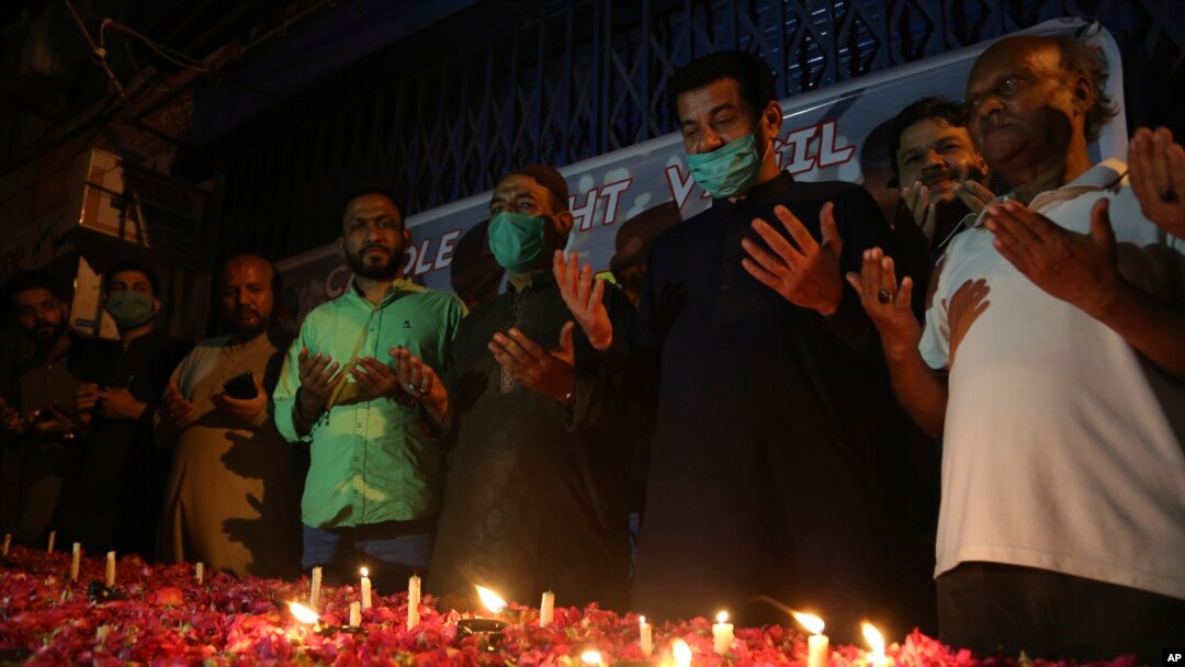 Warga menghadiri doa bersama untuk korban kecelakaan pesawat Pakistan International Airways, di Karachi, Pakistan, Rabu, 27 Mei 2020. (Foto: AP)
