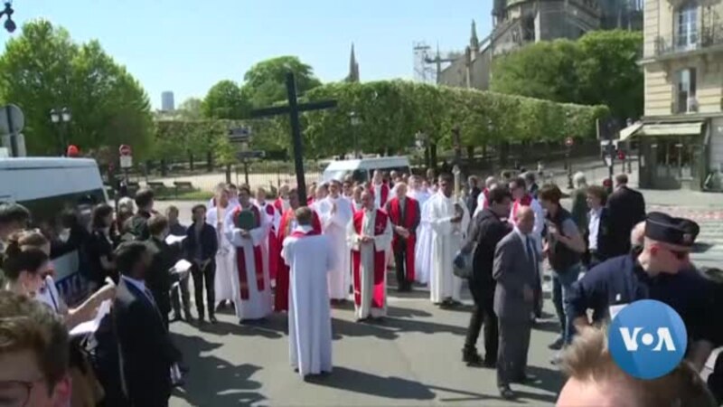 Vendredi saint : départ du chemin de croix près de Notre-Dame à Paris