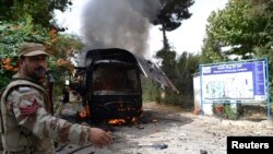 Bezbednosne snage blizu uništenog autobusa u pakistanskom gradu Kveta