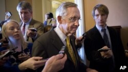 Ketua partai Demokrat di Senat AS Harry Reid (tengah) mendesak Presiden Obama menggunakan hak prerogatif menaikkan pagu utang, agar AS menghindari krisis ekonomi global (foto: dok). 