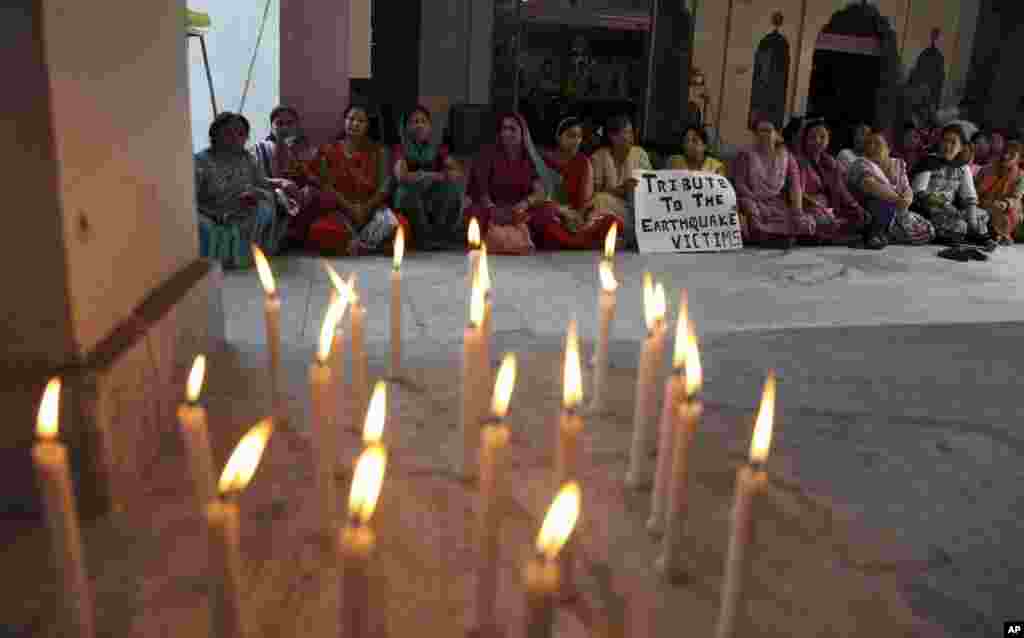 Indian women offer prayers for victims of Nepal&#39;s earthquake, at a temple in Gorkha Nagar in Jammu, India.