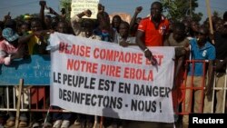 Des manifestants dans Ouagadougou, 28 octobre 2014.