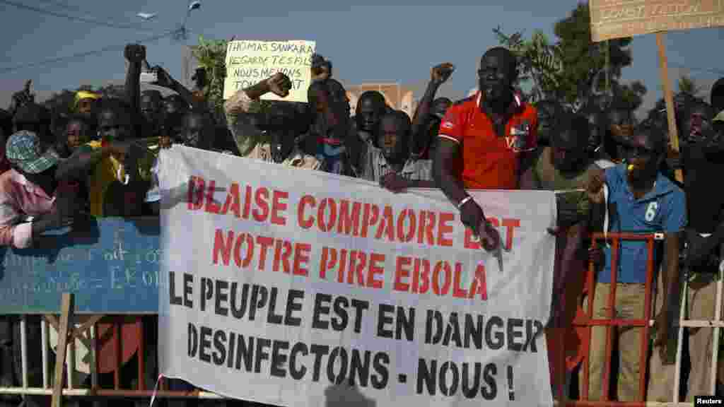 Des manifestants tiennent une banderole avec la mention : &ldquo;Blaise Compaoré est notre Ebola&ldquo;, sur la place de la Révolution, Ouagadougou, 28 octobre 2014. (REUTERS/Joe Penney)