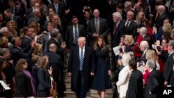 Presiden Donald Trump, didampingi oleh ibu negara Melania Trump, tiba di Gereja Katedral Nasional di Washington, 21 Januari 2017.