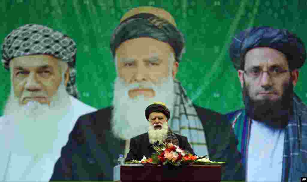 Afghan presidential candidate Abdul Rasoul Sayyaf speaks during a campaign rally in Kabul, March 6, 2014. 