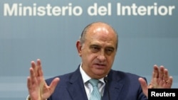 Menteri Dalam Negeri Spanyol, Jorge Fernandez Diaz dalam konferensi pers di kantor Kementrian Dalam Negeri Spanyol di Madrid terkait penangkapan tiga tersangka al-Qaida (2/8). 