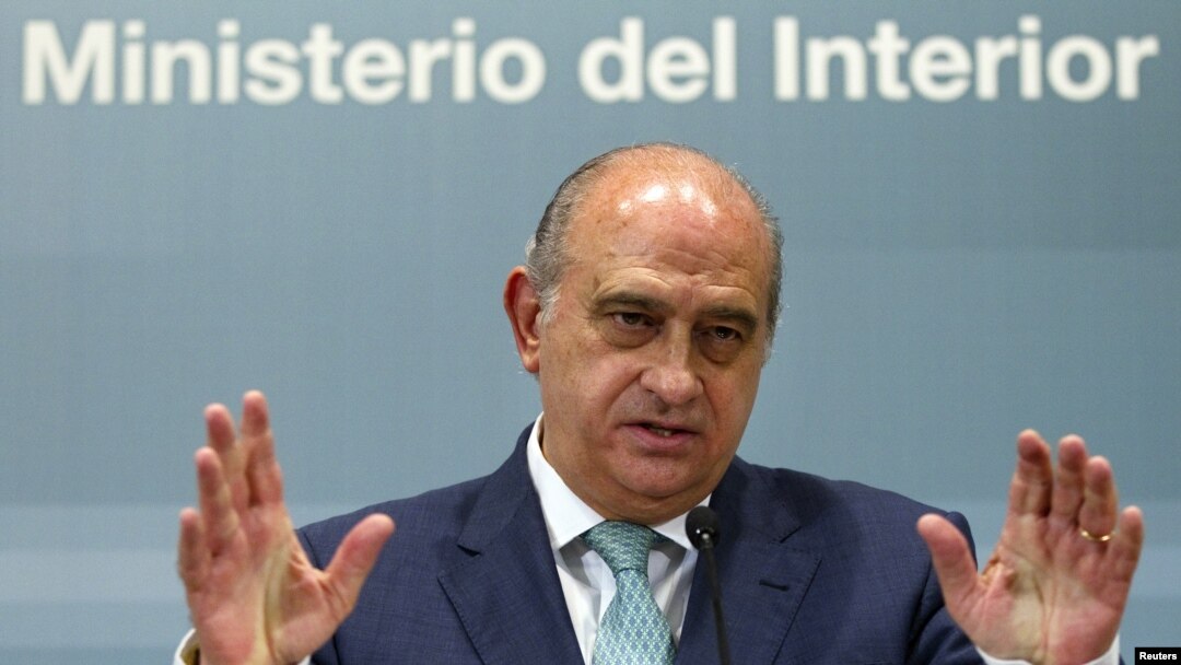 Menteri Dalam Negeri Spanyol, Jorge Fernandez Diaz dalam konferensi pers di kantor Kementrian Dalam Negeri Spanyol di Madrid terkait penangkapan tiga tersangka al-Qaida (2/8). 