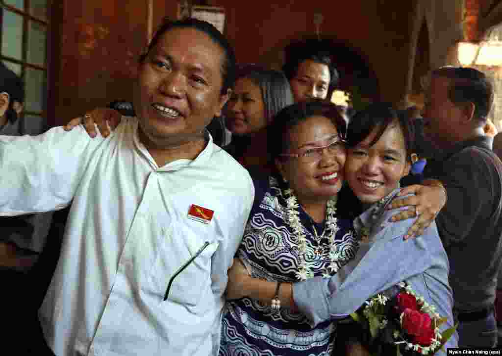 ႏုိင္ငံေရးအက်ဥ္းသားေတြ ျပန္လည္လြတ္ေျမာက္