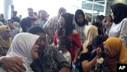 Les parents des passagers se réconfortent en attendant des nouvelles de l' avion de Lion Air qui s'est écrasé au large de l'île de Java, à l'aéroport Depati Amir de Pangkal Pinang, en Indonésie, le lundi 29 octobre 2018. (Photo AP)