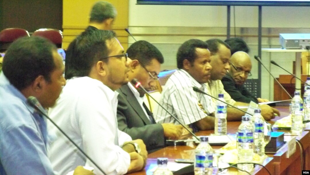 Masyarakat, tokoh, LSM Papua dan Kontras saat melakukan pertemuan dengan Komisi I DPR RI di Jakarta (27/6). Mereka mendesak kinerja pemerintah di Papua terkait keamanan dan penegakan hukum dievaluasi (foto: Fathiyah/VOA). 