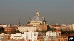 Une partie de Madrid, la capitale espagnole, montrant la basilique du XVIIIe siècle de San Francisco à Madrid, le 10 mars 2009. (AP Photo/Paul White)