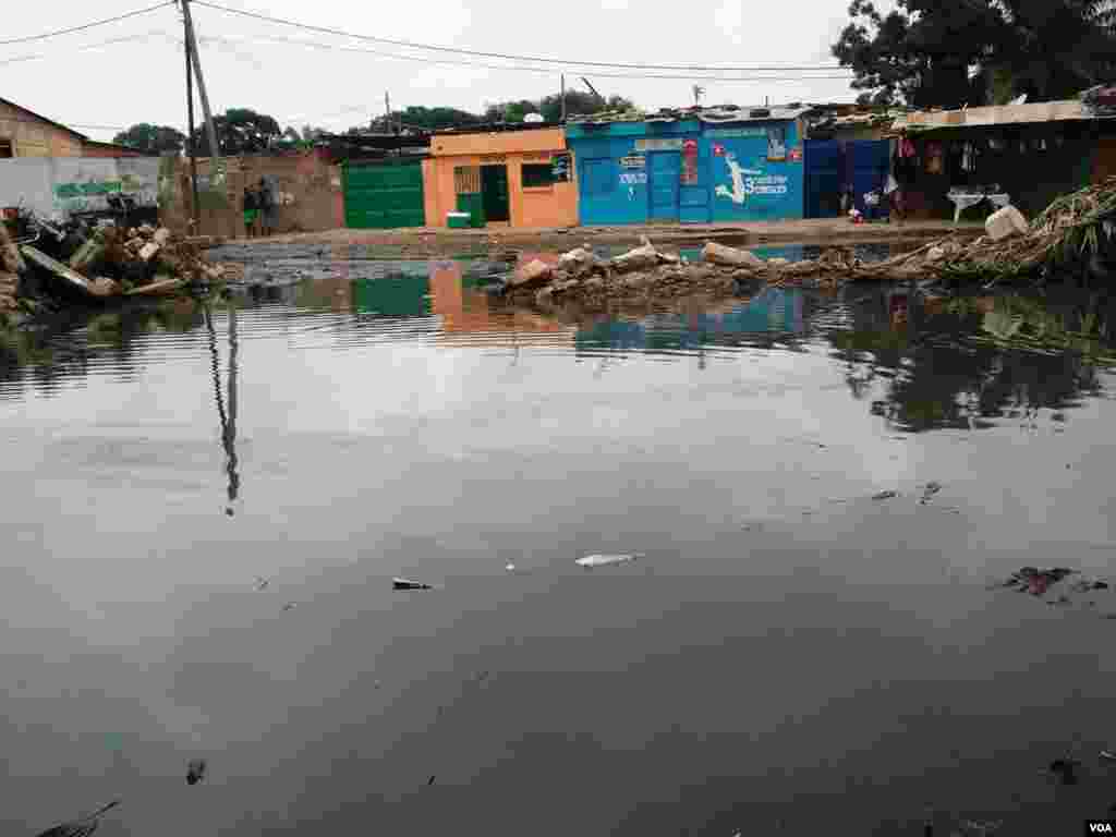 Angola, Luanda. Ao fundo o comércio local, rodeado por águas paradas e lixo. 25 de Abril de 2014