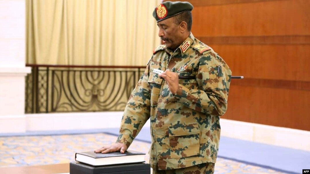Jenderal Abdel-Fattah Burhan diambil sumpahnya sebagai Dewan Kedaulatan yang beranggotakan 11 orang di Khartoum, Rabu (21/8). 