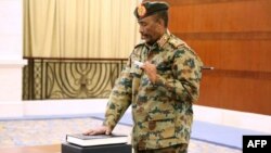 Jenderal Abdel-Fattah Burhan diambil sumpahnya sebagai Dewan Kedaulatan yang beranggotakan 11 orang di Khartoum, Rabu (21/8). 