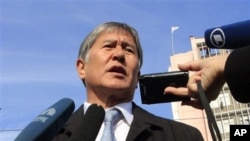 G'arb matbuoti talqinicha, Almaz Atambayev ma'muriyati janub ustidan nazoratni qo'lga olishga urinar ekan, O'shdagi oppozitsiya kuchli, mustaqil ekanini namoyish qilmoqchi