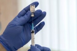 Seorang petugas medis Rusia menyiapkan suntikan vaksin Covid-19 "Sputnik V" di Moskow, Kamis, 10 Desember 2020.