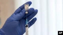 Un travailleur médical russe prépare une photo du vaccin russe contre le coronavirus Spoutnik V à Moscou le jeudi 10 décembre 2020. (Photo AP / Pavel Golovkin)