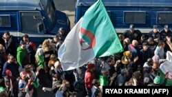 Protest in Algiers - Weekly Demo - flag carrying protesters - manifestants du mouvement Hirak