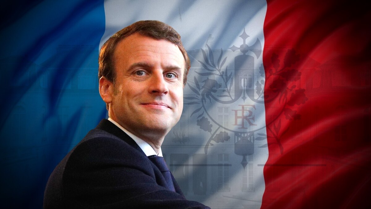 France state. Эммануэль Макрон на фоне флага Франции.