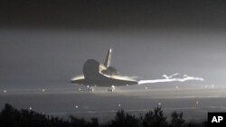 美國“奮進號”航天飛機於星期三凌晨返回地球在佛羅里達的肯尼迪太空中心安全着陸