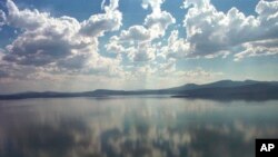 This Aug. 9, 2001 file photo shows Upper Klamath Lake near Klamath Falls, Ore. (AP Photo/Jeff Barnard, File)