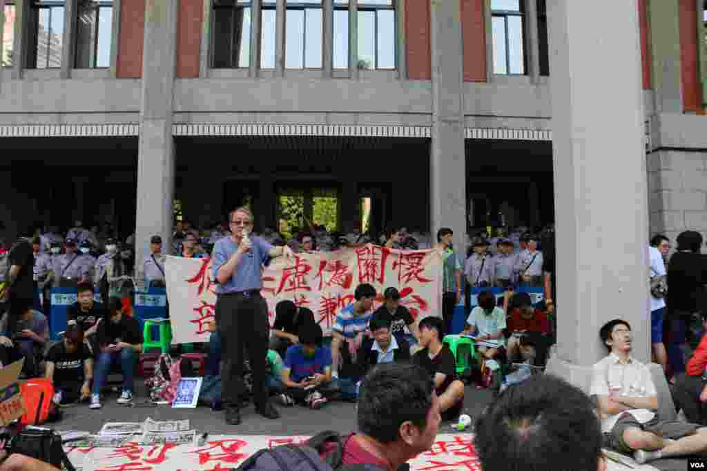 学生抗议“课纲微调”现场（美国之音杨明拍摄）