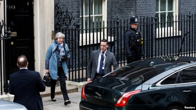 英国首相特蕾莎.梅2019年1月29日离开伦敦首相官邸唐宁街10号