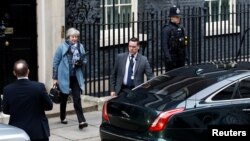 Тереза Мей виходить з будівлі резиденції прем’єр-міністра 29 січня 2019 р. 