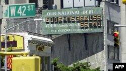 Счетчик национального долга США на 42-й улице в Манхэттене. Нью-Йорк. США. 11 июля 2002 года