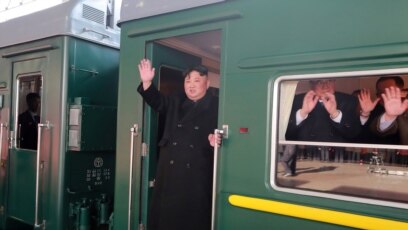 Ông Kim vẫy chào trước khi đoàn tàu chở ông hôm 23/2 lăn bánh tới dự hội nghị thượng đỉnh với ông Trump ở Việt Nam.