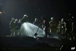 Personal de Petroleos Mexicanos, PEMEX, trabaja en el parea de una explosión de oleoducto en Tlalhualilpan, estado de Hidalgo, el sábado 19 de enero de 2019.