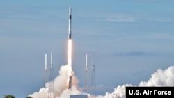 美国2019年7月25日发射一枚火箭（美国空军照片）