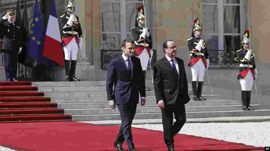 Le nouveau président français Emmanuel Macron, accompagné du président sortant François Hollande après la cérémonie d'investiture à Paris, en France, le 14 mai 2017. 