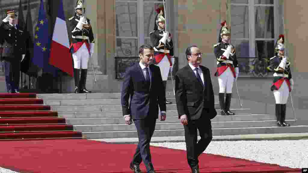 Le nouveau président français Emmanuel Macron, accompagné du président sortant François Hollande après la cérémonie d&#39;investiture à Paris, en France, le 14 mai 2017.&nbsp;