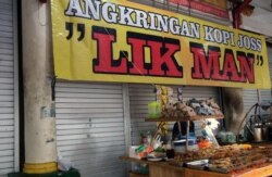 Angkringan Lik Man, yang sudah berdiri sejak tahun 50an ini menjadi pelopor lahirnya budaya meminum kopi dengan arang atau yang lebih dikenal dengan Kopi Joss, Yogyakarta, 27 Oktober 2021. (Foto: Indra Yoga)